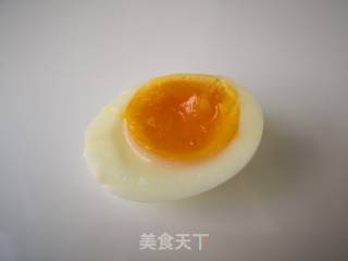 鱼子酱溏心蛋的做法步骤：2