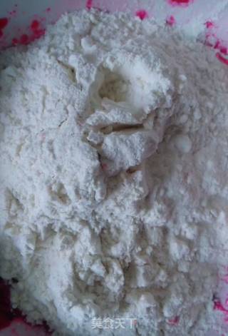 火龙果香酥芝麻条的做法步骤：2