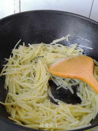 土豆丝炒饼的做法步骤：2