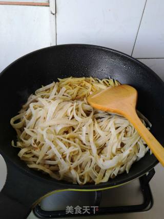 土豆丝炒饼的做法步骤：3