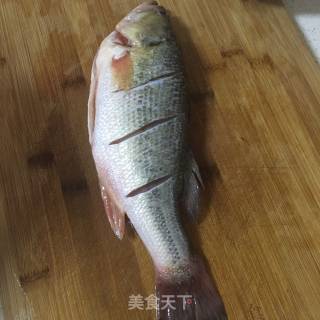 清蒸鲈鱼的做法步骤：2