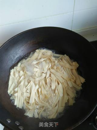 尖椒干豆腐的做法步骤：1