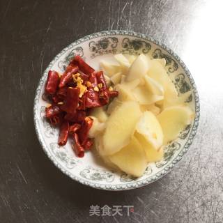 红烧鸡翅根的做法步骤：2