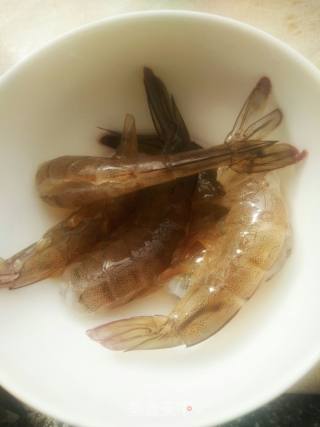 丝瓜虾仁汤的做法步骤：2