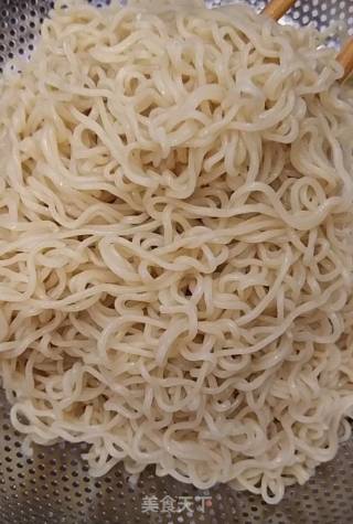 泡面披萨的做法步骤：1