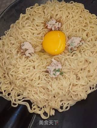 泡面披萨的做法步骤：2