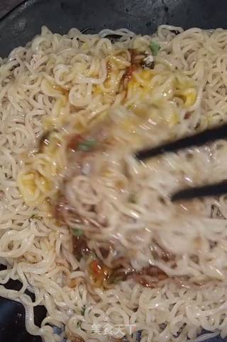 泡面披萨的做法步骤：3