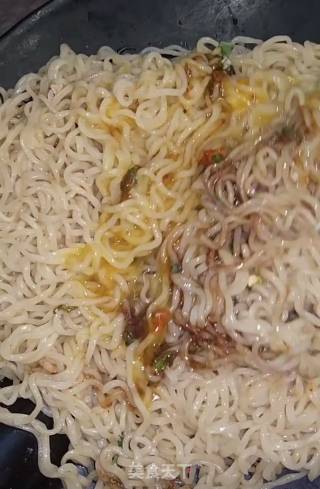 泡面披萨的做法步骤：4