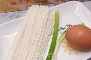 葱香鸡蛋面的做法步骤：1