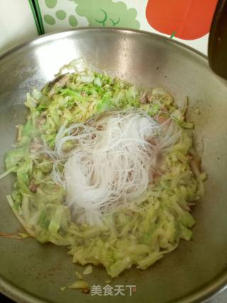 洋白菜炒粉丝的做法步骤：5