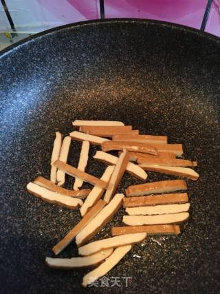 西芹炒豆干的做法步骤：3