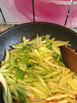 西芹炒豆干的做法步骤：5