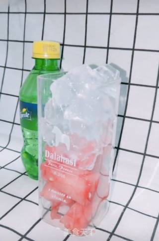 冰凉西瓜雪碧饮的做法步骤：2