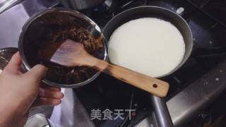 洋葱奶油汤配黄油面包的做法步骤：4