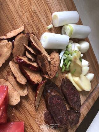 铁皮石槲松茸汽锅鸡的做法步骤：2