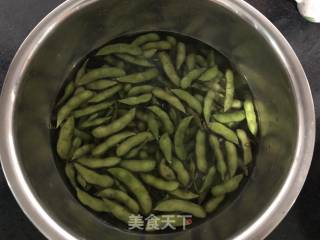盐水五香毛豆的做法步骤：1