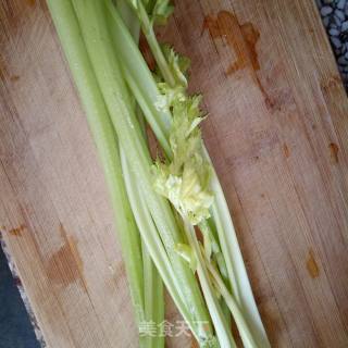 芹菜炒牛肉的做法步骤：1