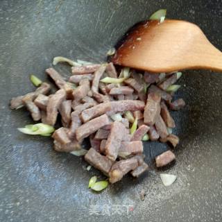 芹菜炒牛肉的做法步骤：5