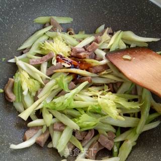 芹菜炒牛肉的做法步骤：6