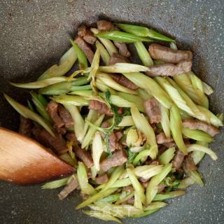 芹菜炒牛肉的做法步骤：7