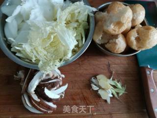 香菇油面筋炒白菜的做法步骤：1