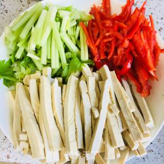 豆芽芹菜炒豆腐干的做法步骤：1