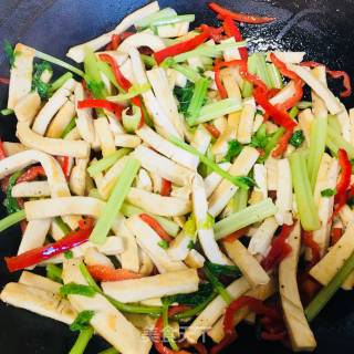 豆芽芹菜炒豆腐干的做法步骤：4