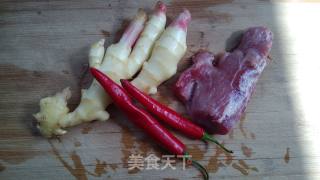 姜丝炒肉的做法步骤：1