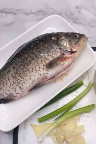 青菜鲫鱼汤的做法步骤：1