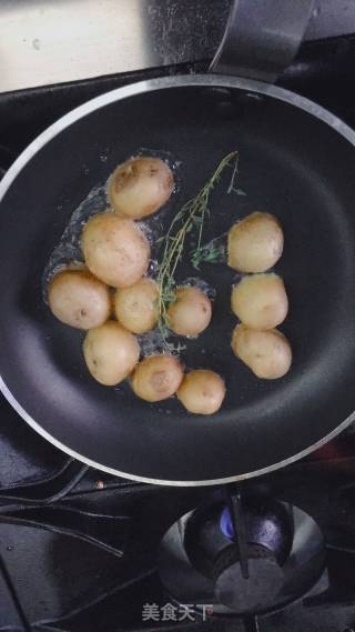 煎双蛋配黄油小土豆的做法步骤：2