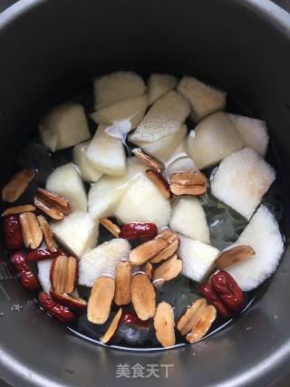 冰糖银耳炖雪梨的做法步骤：3