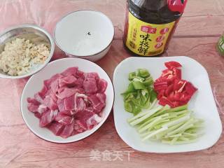 香芹炒牛肉的做法步骤：1