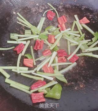 香芹炒牛肉的做法步骤：4