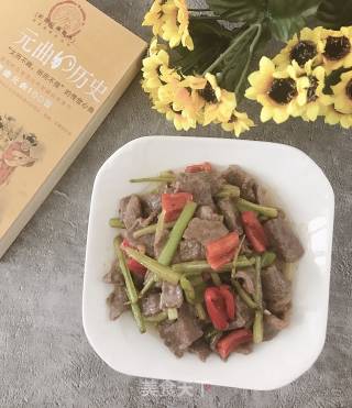 香芹炒牛肉的做法步骤：8