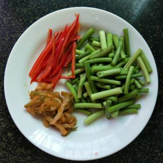 蒜苔炒黑米粉的做法步骤：2