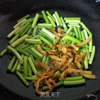 蒜苔炒黑米粉的做法步骤：4