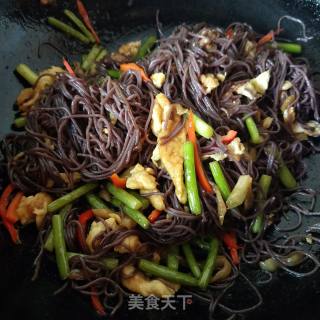 蒜苔炒黑米粉的做法步骤：7