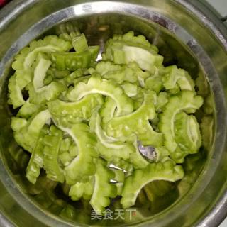 凉拌苦瓜的做法步骤：2