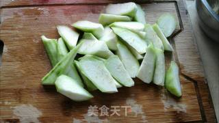 丝瓜炒油条的做法步骤：1