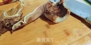 小炒腊猪耳的做法步骤：1