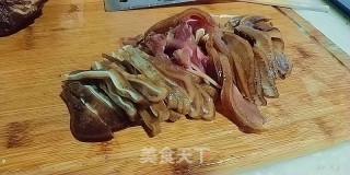 小炒腊猪耳的做法步骤：2