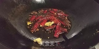 小炒腊猪耳的做法步骤：4