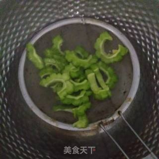 苦瓜炒鸡蛋的做法步骤：3