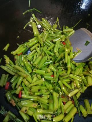 豆豉蒜蓉炒空心菜头的做法步骤：3
