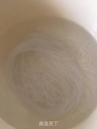 娃娃菜粉丝丸子汤的做法步骤：2