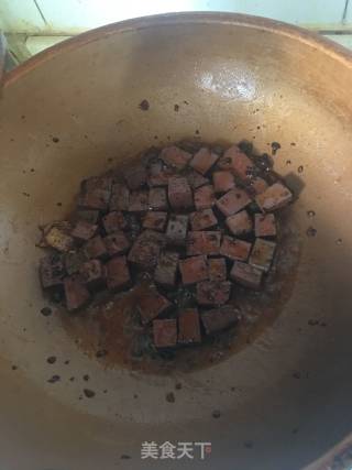 老干妈炒鸭血的做法步骤：5