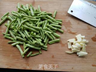 茄子烧豆角的做法步骤：1