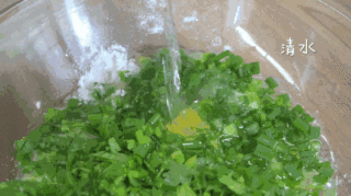 芹菜煎饼的做法步骤：1