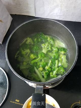 西兰花白玉菇炒鸡蛋的做法步骤：3