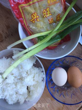酸菜炒米饭的做法步骤：1